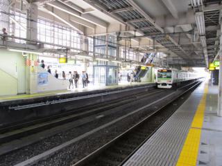 ホーム下でケーブルラックの設置が進む大崎駅3番線。