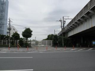 東京電力品川火力発電所（左）と大汐線高架橋（右）