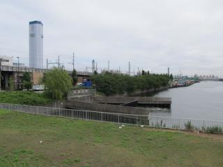 京浜運河にある発電所冷却水の放水口