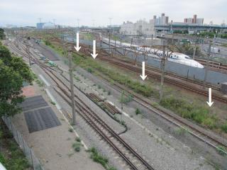 同じ陸橋から東京貨物ターミナル駅構内を見る。矢印で示した部分が旧京葉線下り線の予定地。