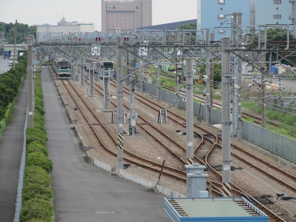 留置線の奥にはJR埼京線205系と70-000形が停車中。