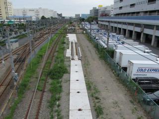 八潮車両基地脇の東海道貨物線は開発中の軌道の試験敷設（？）が行われていた。