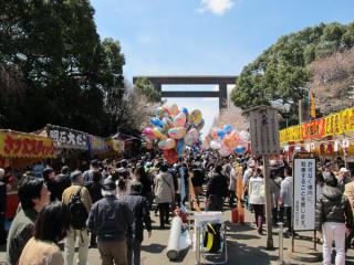 参道は千代田さくら祭りの主要会場となっており、多数の屋台が出店していた。