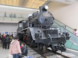 同じく玄関ホールに展示されている蒸気機関車C56形31号機